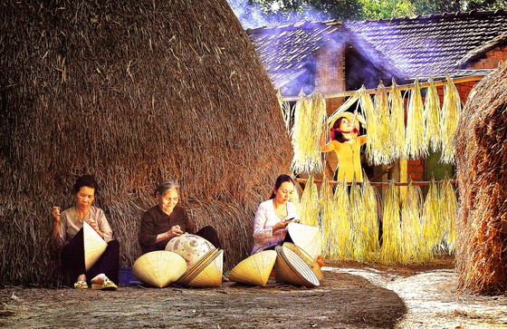  Những cao niên bên kinh thành Đồ Bàn vẫn bền bỉ gìn giữ nghề chằm nón ngựa Gò Găng