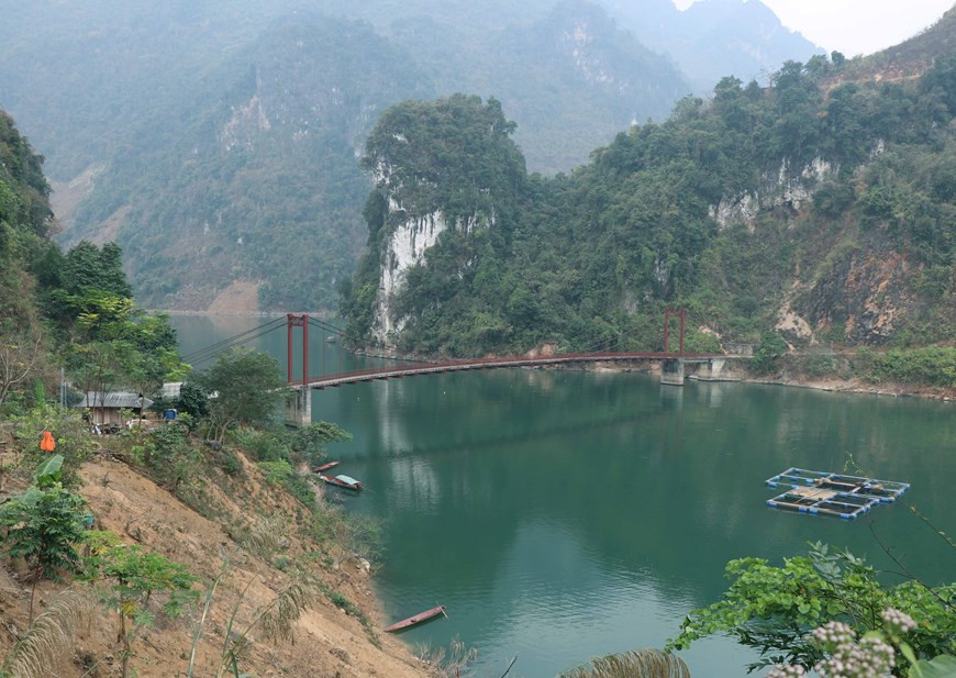 Cây cầu treo Pa Phông bắc qua vùng vịnh trên con đường độc đạo nối trung tâm xã Huổi Só với bản Huổi Lóng. (Ảnh: Xuân Tiến/TTXVN) Cây cầu treo Pa Phông bắc qua vùng vịnh trên con đường độc đạo nối trung tâm xã Huổi Só với bản Huổi Lóng. (Ảnh: Xuân Tiến/TTXVN)