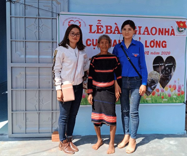 Đoàn xã Ia Hlốp (huyện Chư Sê) bàn giao nhà nhân ái cho hộ bà H’Lơng. Ảnh Trần Dung.jpg