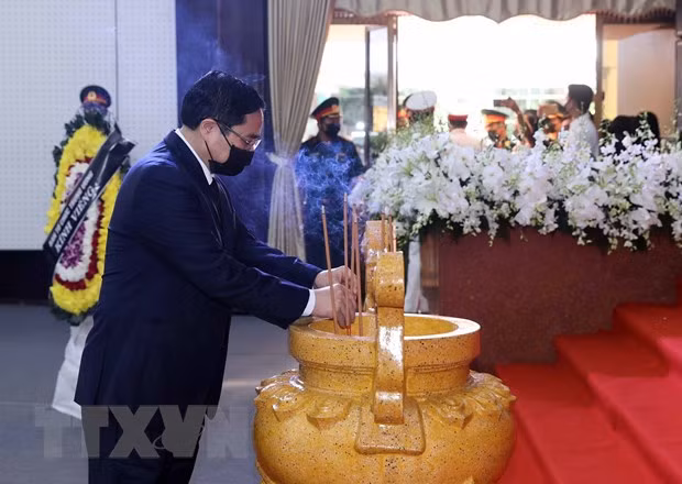 Đoàn đại biểu Ban Tổ chức Trung ương do Ủy viên Bộ Chính trị, Trưởng Ban Tổ chức Trung ương Phạm Minh Chính dẫn đầu viếng nguyên Phó Thủ tướng Trương Vĩnh Trọng. (Ảnh: Thống Nhất/TTXVN)