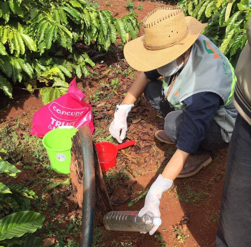 Lấy mẫu nước thải tại một trang trại.