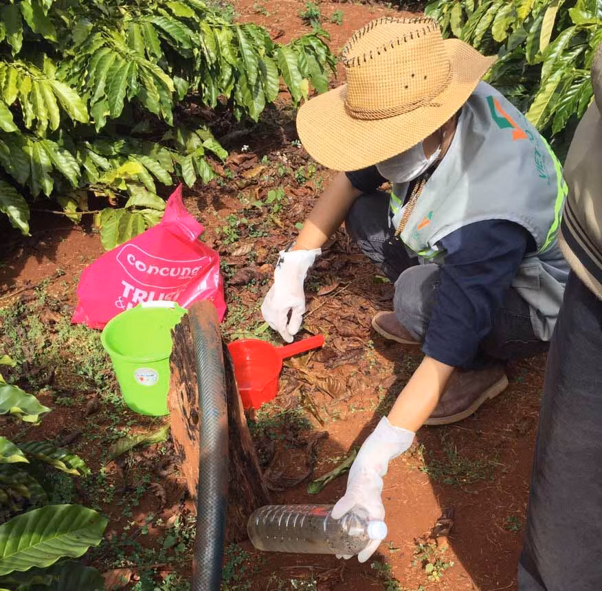 Lấy mẫu nước thải tại một trang trại.