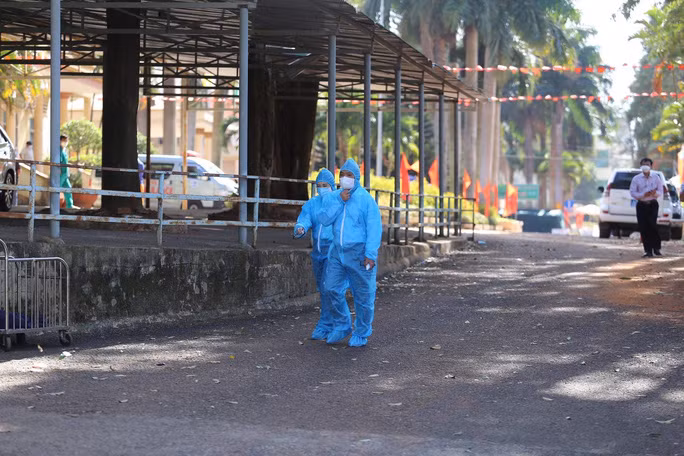 Các y bác sĩ ở tỉnh Gia Lai căng mình dập dịch Covid-19 Ảnh: HOÀNG THANH