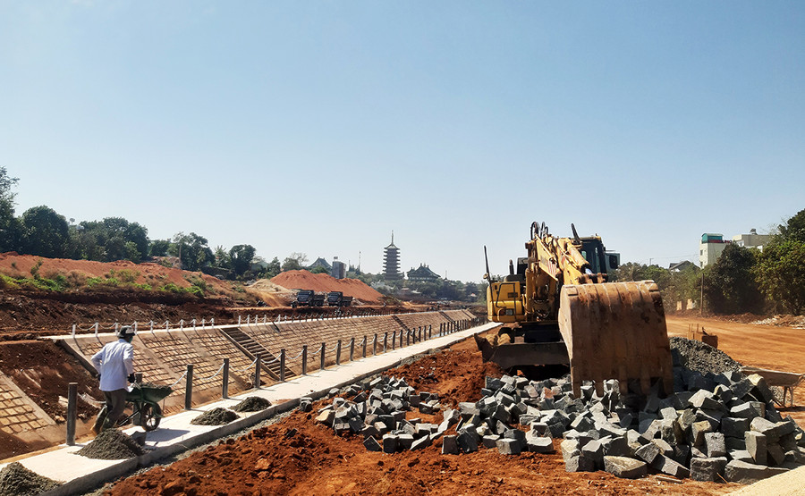 Các nhà thầu vừa triển khai thi công, vừa tuân thủ các quy định phòng-chống dịch Covid-19. Ảnh: Minh Triều Các nhà thầu vừa triển khai thi công, vừa tuân thủ các quy định phòng-chống dịch Covid-19. Ảnh: Minh Triều