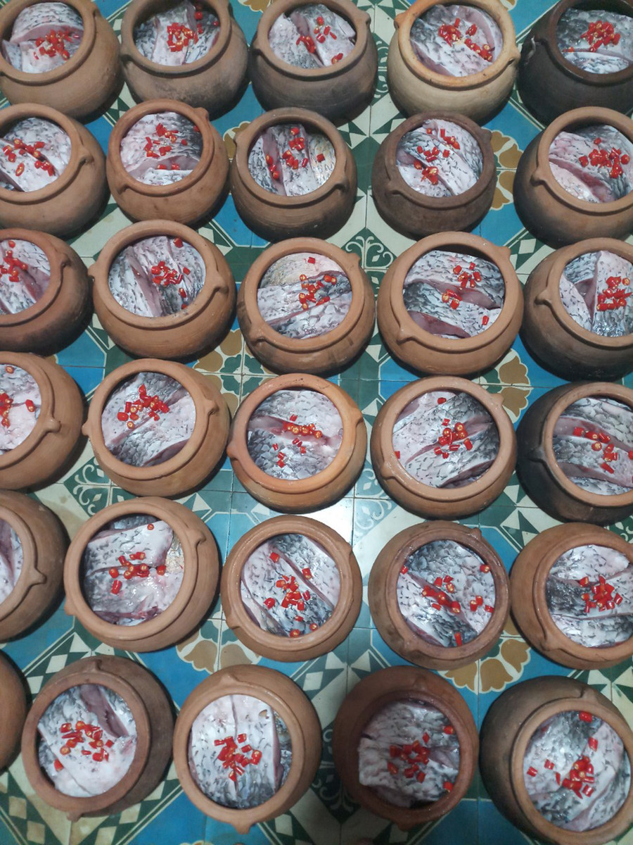 Cá được chế biến, ướp gia vị trước khi đem kho. Ảnh: Hồng Ngọc Một trong những công đoạn chế biến cá kho. Ảnh: Hồng Ngọc