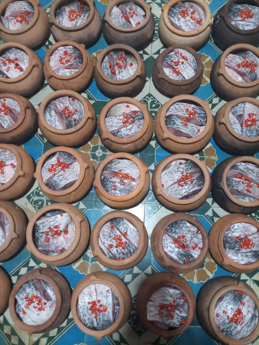 Một trong những công đoạn chế biến cá kho. Ảnh: Hồng Ngọc