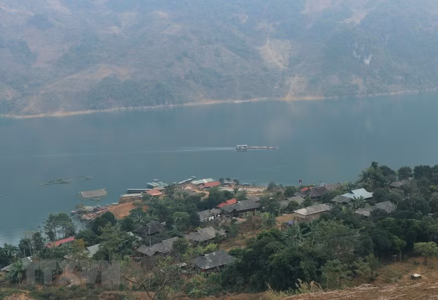 Cung đường Huổi Só-Huổi Lóng dài hàng chục km chạy dọc, men theo sông Đà. (Ảnh: Xuân Tiến/TTXVN)