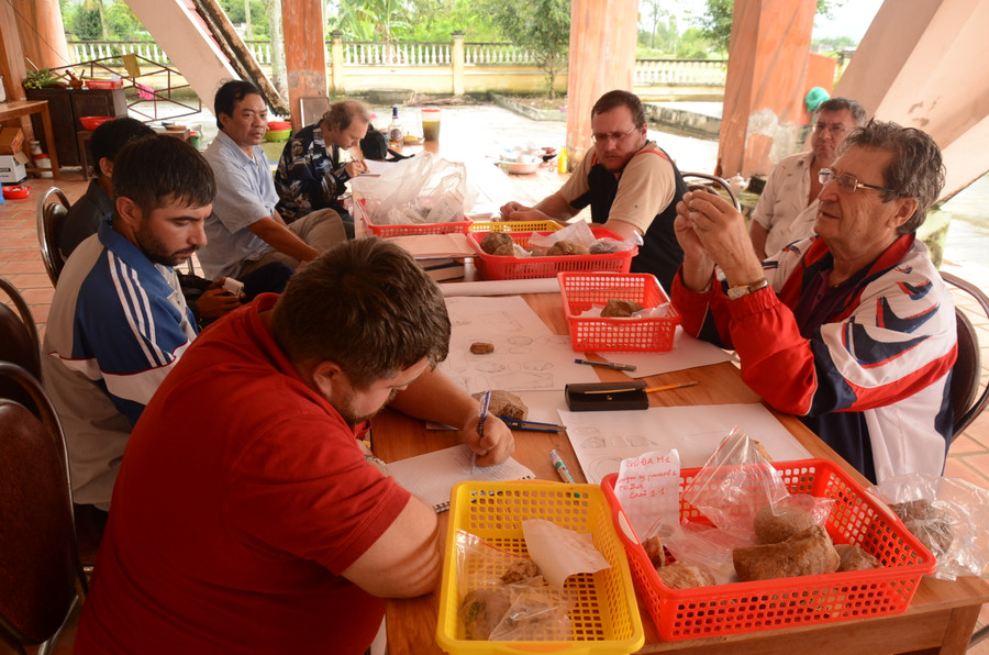 Các chuyên gia Nga chỉnh lý hiện vật khai quật. Ảnh: Huỳnh Bá Tính