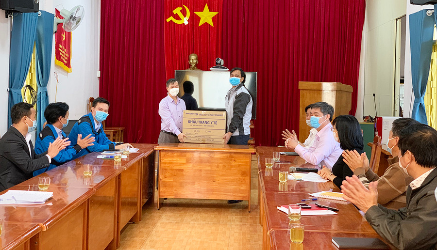 Ông Nguyễn Tiên Hồng (người đứng bên trái)-Phó Giám đốc Sở Y tế TP. Đà Nẵng trao tặng tỉnh Gia Lai 12.000 khẩu trang y tế. Ảnh: Như Nguyện Ông Nguyễn Tiên Hồng (bên trái)- Phó Giám đốc Sở Y tế thành phố Đà Nẵng trao tặng Gia Lai 12.000 khẩu trang y tế. Ảnh: Như Nguyện