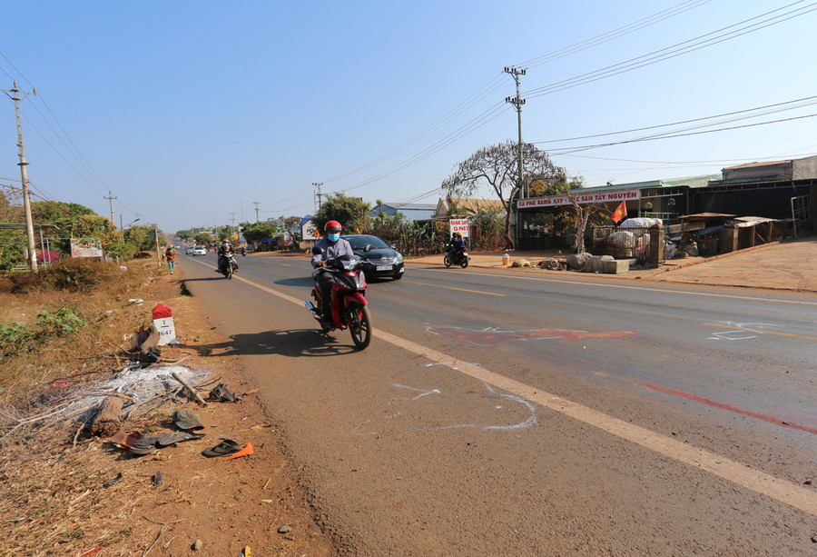 Hiện trường nơi xảy ra vụ tai nạn thảm khốc. Ảnh: Văn Ngọc