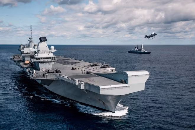 Tàu sân bay HMS Queen Elizabeth của Anh sẽ đến Biển Đông trong chiến dịch đầu tiên trong năm 2021 - Ảnh chụp màn hình The Sun Tàu sân bay HMS Queen Elizabeth của Anh sẽ đến Biển Đông trong chiến dịch đầu tiên trong năm 2021 - Ảnh chụp màn hình The Sun