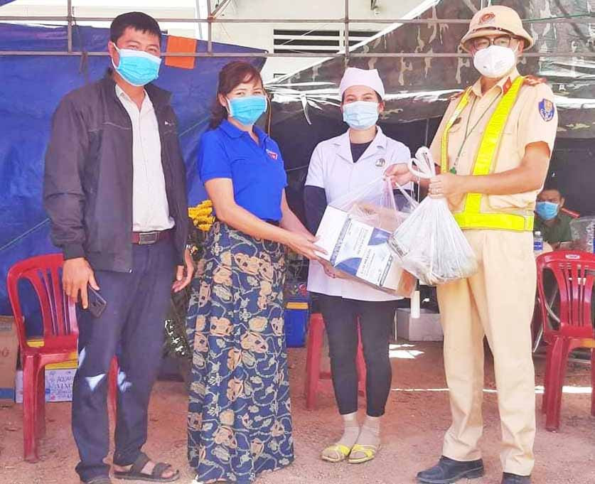 Chị Ksor H’Mloan (thứ 2 từ trái qua)-Bí thư Huyện Đoàn Phú Thiện trao tặng bánh chưng cho các điểm chốt phòng-chống dịch Covid-19. Ảnh H'Đẹp