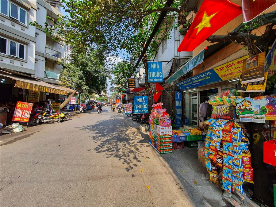 Không chỉ có cửa hàng của anh Hưng, nhiều cửa hàng tạp hóa có bày bán các sản phẩm phục vụ dịp Tết trên địa bàn các quận Nam Từ Liêm, Cầu Giấy... cũng rơi vào tình trạng buôn bán hẩm hiu.
