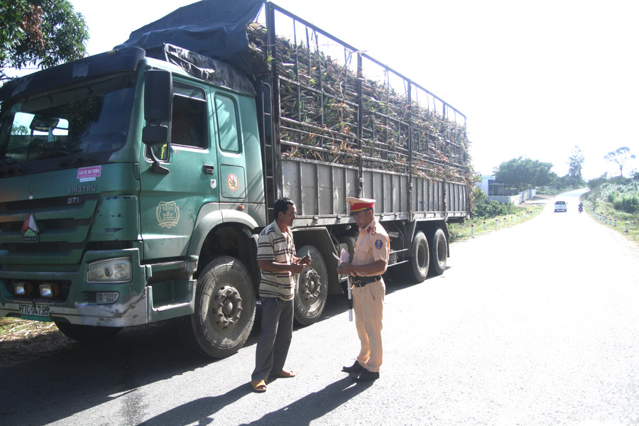 Lực lượng CSGT huyện Kông Chro tăng tường tuần tra, kiểm soát trên các tuyến đường trọng điểm
