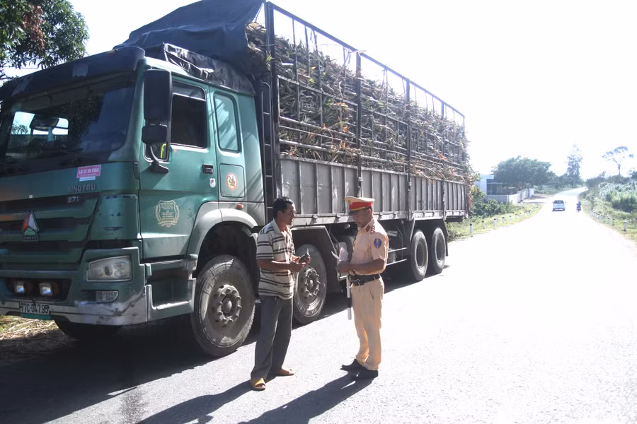 Lực lượng CSGT huyện Kông Chro tăng tường tuần tra, kiểm soát trên các tuyến đường trọng điểm