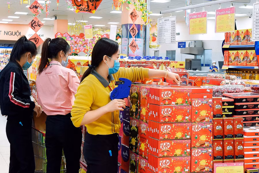5.Chị Nguyễn Thị Diệu Trinh-Trưởng bộ phận Marketing-Dịch vụ khách hàng, Siêu thị Co.op Mart Pleiku chia sẻ: “Dựa trên sức tiêu thụ các mặt hàng thì tỉ lệ tiêu thụ tháng này tăng 2 - 3 lần so với tháng trước, chủ yếu là các mặt hàng thiết yếu như bánh kẹo, dầu ăn, đường, thực phẩm tươi sống và chế biến, rau củ quả,... và các sản phẩm đặc trưng phục vụ Tết. Đặc biệt, Co.op Mart sẽ tăng cường thêm dịch vụ đặt hàng qua điện thoại để quý khách hàng yên tâm trong việc mua sắm và vẫn mở cửa đảm bảo nhu yếu phẩm cho người dân trong giai đoạn hiện nay.”