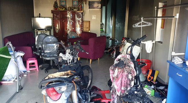 2 xe máy và nhiều tài sản bên trong căn nhà bị Nguyễn Tùng Duy châm lửa đốt cháy rụi ẢNH: TRÙNG DƯƠNG