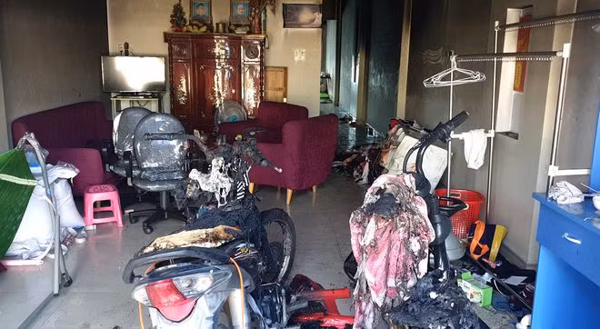 2 xe máy và nhiều tài sản bên trong căn nhà bị Nguyễn Tùng Duy châm lửa đốt cháy rụi ẢNH: TRÙNG DƯƠNG
