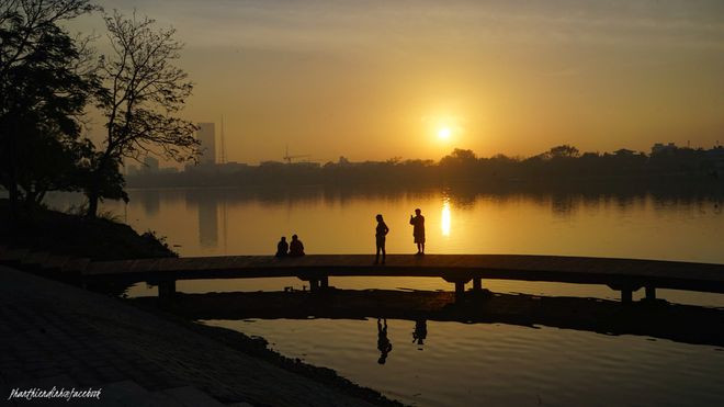 Mặt trời lặn tạo ra khung cảnh nên thơ, hữu tình. ẢNH: PHAN THIÊN ĐỊNH
