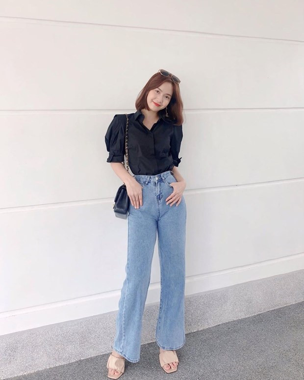  Jang Mi chứng minh sức hút từ bộ đôi sơmi, quần jeans kinh điển khi bắt cặp thiết kế tay phồng cùng quần cạp cao.