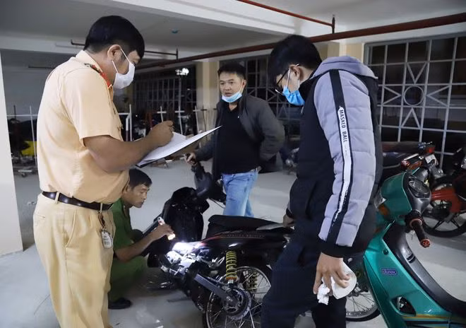 Công an khám xe, xử lý vi phạm.