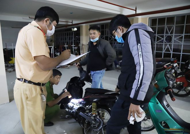 Công an khám xe, xử lý vi phạm.