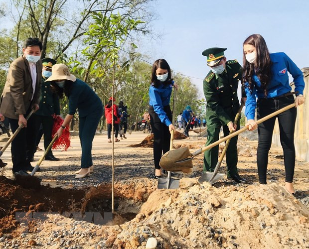 Thanh niên Quảng Trị hưởng ứng Tết trồng cây. (Ảnh: Hồ Cầu/TTXVN) Thanh niên Quảng Trị hưởng ứng Tết trồng cây. (Ảnh: Hồ Cầu/TTXVN)