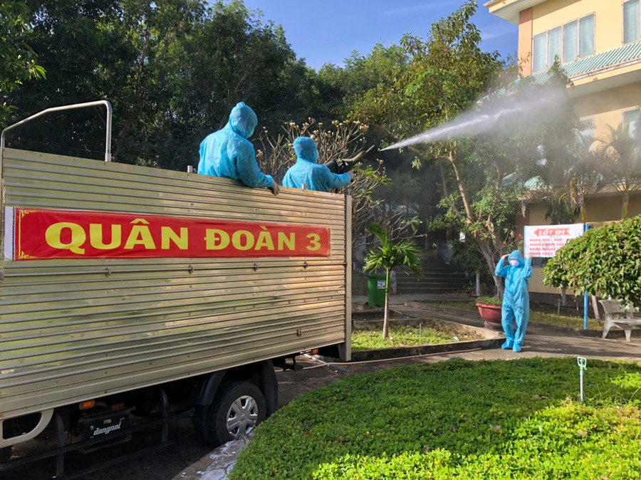 Phun thuốc khử khuẩn tại Trung tâm Y tế huyện Ia Pa. Ảnh: Vĩnh Long