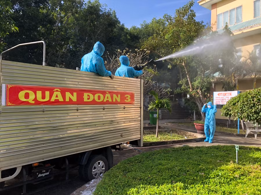 Phun thuốc khử khuẩn tại Trung tâm Y tế huyện Ia Pa. Ảnh: Vĩnh Long