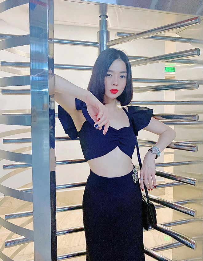 Dù bận rộn với lịch trình công việc dày đặc song Lệ Quyên vẫn dành thời gian để ở bên cạnh và chăm sóc con trai. Nữ ca sĩ cho biết con chính là động lực của cô trong công việc, cuộc sống. “Con giống mẹ nhất là sự mạnh mẽ, độc lập và cực kỳ rõ ràng, cái gì ra cái đó, hiểu chuyện và biết phân biệt đúng sai. Con nhạy cảm nhưng lại không hề ủy mị”, cô nhận xét ẢNH: FBNV