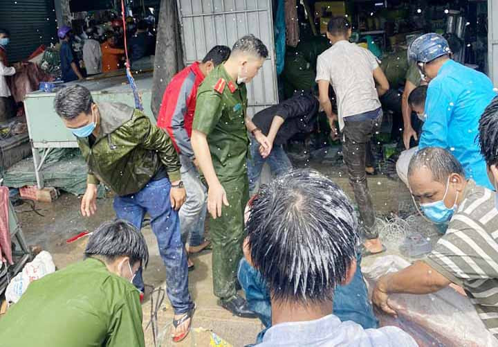 Lực lượng chức năng và người dân sơ tán tài sản. Ảnh: Hà Phương