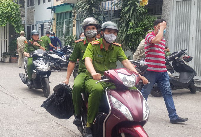 Công an thu giữ một số đồ vật phục vụ điều tra. Ảnh: Lê Trai.