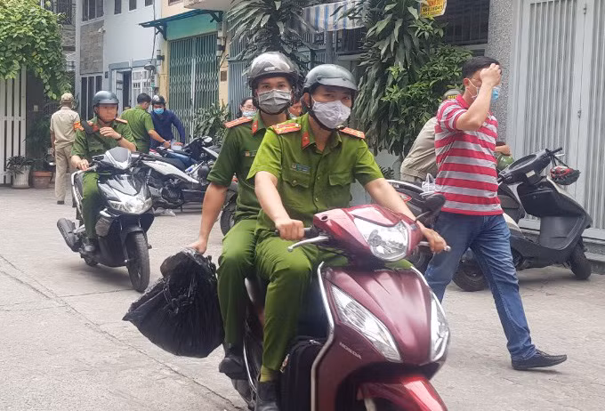 Công an thu giữ một số đồ vật phục vụ điều tra. Ảnh: Lê Trai.