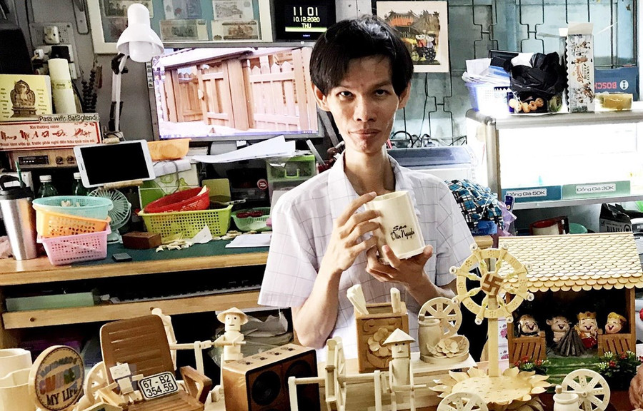 Anh Triệu Hồng Hồ Em cùng các sản phẩm thủ công từ tre. (Ảnh: Công Mạo/TTXVN) Anh Triệu Hồng Hồ Em cùng các sản phẩm thủ công từ tre. (Ảnh: Công Mạo/TTXVN)