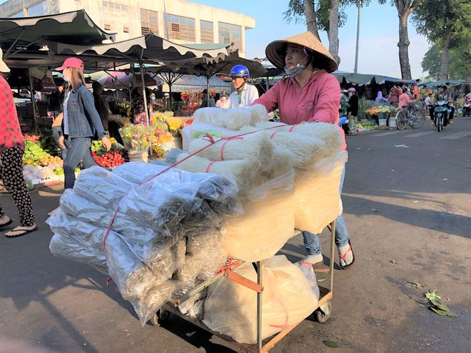 Chợ ngày tết. Ảnh: LÊ THANH Chợ ngày tết. Ảnh: LÊ THANH