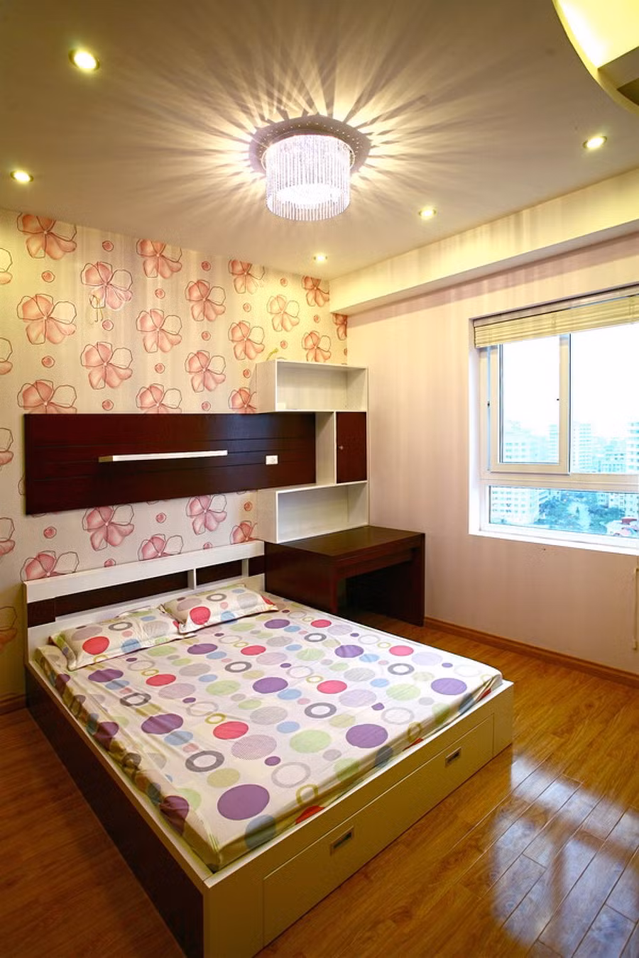 Giấy dán tường nên sử dụng làm điểm nhấn, như ở đầu giường. Giấy dán tường nên sử dụng làm điểm nhấn, như ở đầu giường.