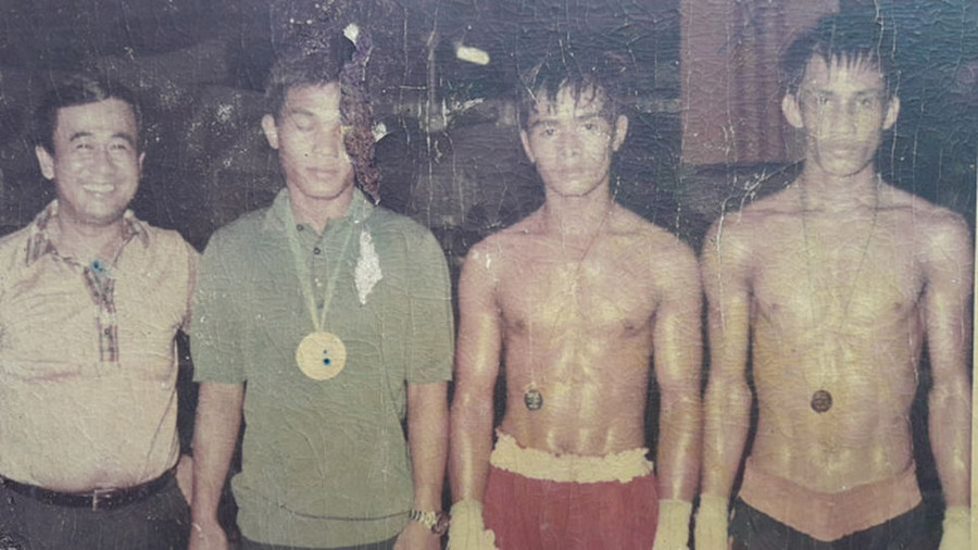 Võ sĩ Lê Thanh Tùng (bìa phải) giành giải vô địch năm 1970, tiếp theo là các võ sĩ Minh Cường, Lý Ngọc Long ẢNH: TƯ LIỆU GIA ĐÌNH