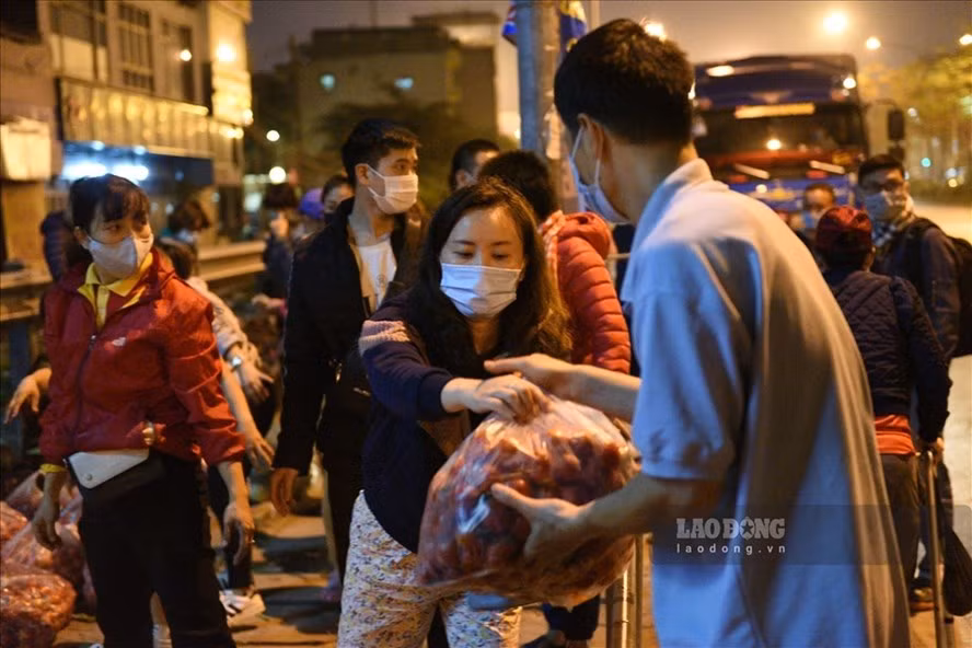  Chiến dịch giải cứu nông sản cho bà con vùng dịch đã được người dân Hà Nội nhiệt tình hưởng ứng. Ảnh: Hà Văn