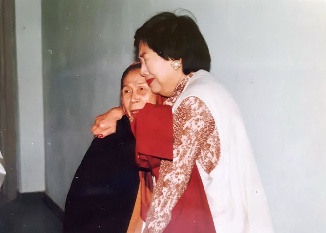  Bà Lê Thị Dinh khi gặp lại thứ phi của vua Bảo Đại- Bùi Mộng Điệp năm 1996 - ảnh TL gia đình