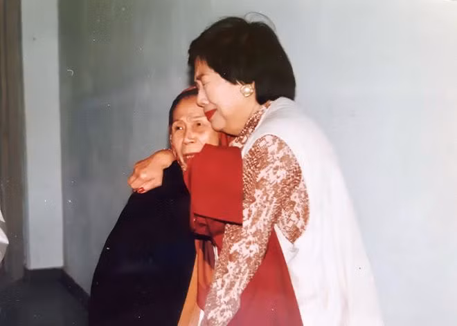  Bà Lê Thị Dinh khi gặp lại thứ phi của vua Bảo Đại- Bùi Mộng Điệp năm 1996 - ảnh TL gia đình