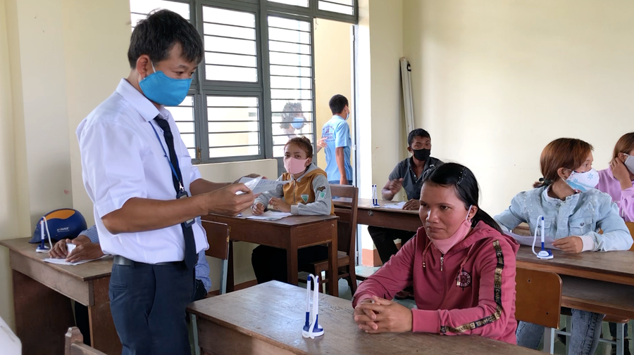 Sở Giao thông-Vận tải yêu cầu các cơ sở đào tạo, trung tâm sát hạch lái xe phải thực hiện nghiêm các quy định phòng-chống dịch Covid-19 trong quá trình hoạt động. Ảnh: Lê Hòa  Cán bộ Sở Giao thông-Vận tải kiểm tra, giám sát công tác tổ chức sát hạch cấp giấy phép lái xe tại huyện Krông Pa. Ảnh: Lê Hòa