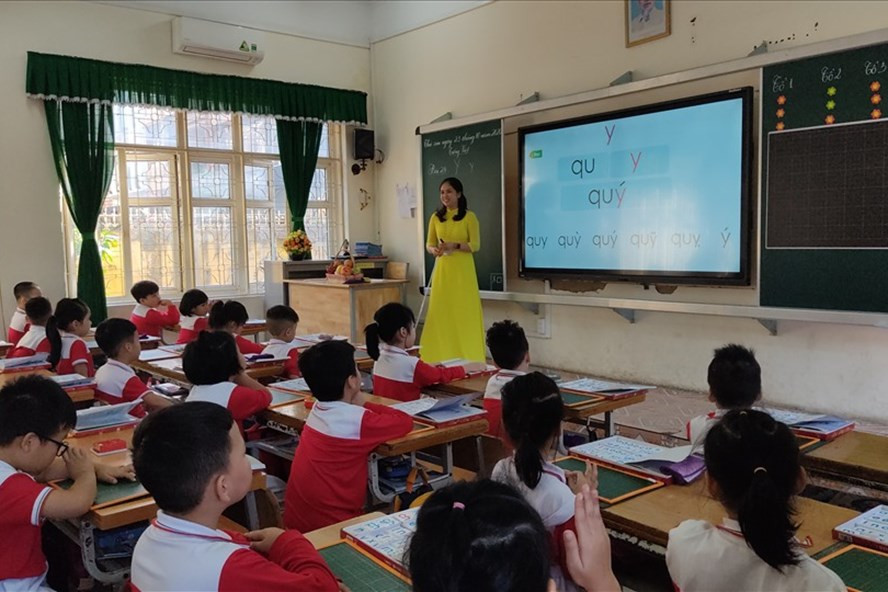 Nhiều địa phương cho học sinh tạm dừng đến trường để phòng dịch. 