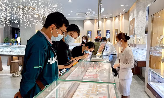 Nhiều khách đã mua vàng lấy may sát ngày Thần Tài. Trong ảnh: Khách mua vàng tại PNJ sáng 19-2
