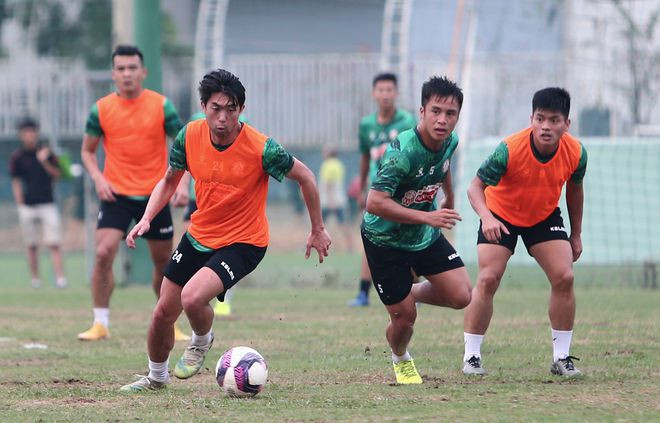 Lee Nguyễn (trái) được kỳ vọng chơi bóng cùng Công Phượng trong 2 năm nữa. Ảnh: MINH TÂN