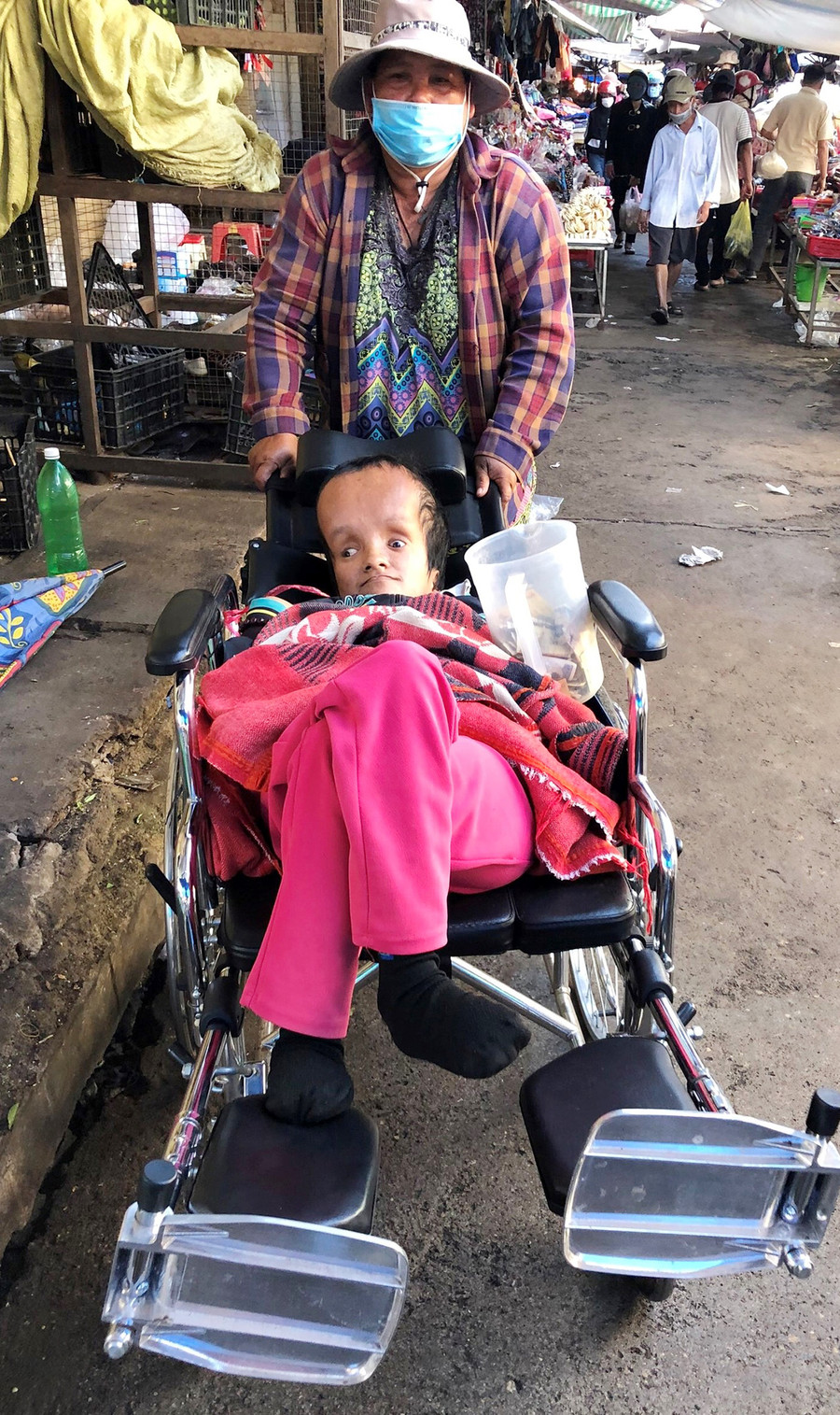  Bà H'Luc và con trai H'Ly. Ảnh: Phương Dung