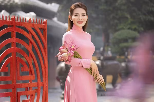 Văn Phượng diện áo dài Tết. Ảnh: NSCC.