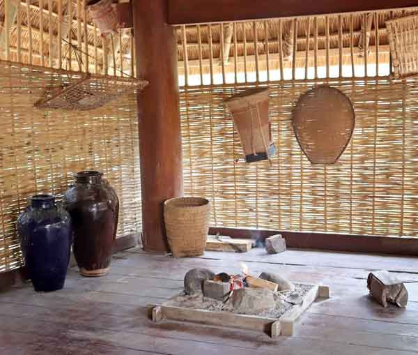 Góc bếp của nhà rông luôn có lửa. Ảnh: Văn Công Hùng