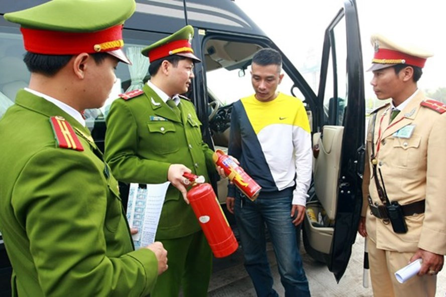 Không bắt buộc xe ôtô từ 4 đến 9 chỗ ngồi phải có bình chữa cháy. Ảnh: Đình Vũ. Không bắt buộc xe ôtô từ 4 đến 9 chỗ ngồi phải có bình chữa cháy. Ảnh: Đình Vũ.