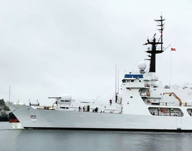 Tàu John Midgett được lai dắt vào khu vực mới, với cờ đỏ sao vàng tung bay phía trên, ngày 13.1.2021 - Ảnh: Học viện hàng hải Seattle