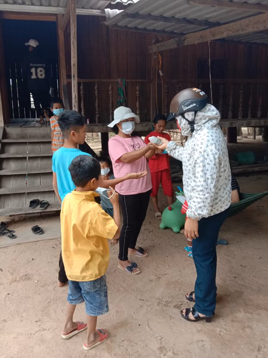  Chị em phụ nữ huyện Krông Pa đi vận động, hướng dẫn bà con dùng nước rửa tay sát khuẩn và đeo khẩu trang. Ảnh: Cao Viễn Phương